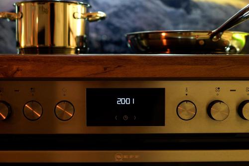 a stove top with a pot on top of it at VitAllgäu-Neues Studio mit Königscard in Pfronten