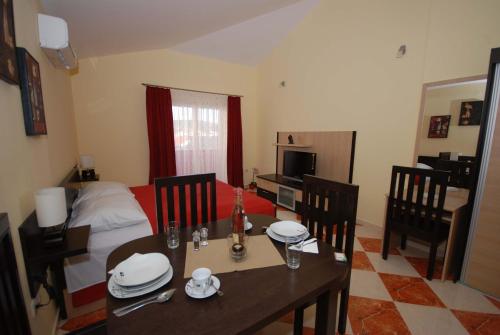 sala de estar con mesa de comedor y cama en Apartments Stepic, en Trogir