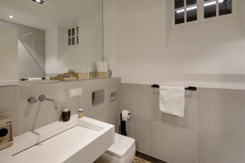 Baño blanco con aseo y lavamanos en Boutique Apartments Freiburg - Elisabeth, en Freiburg im Breisgau