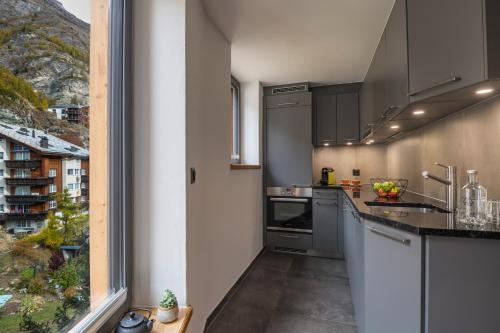 Η κουζίνα ή μικρή κουζίνα στο 22 Summits Apartments