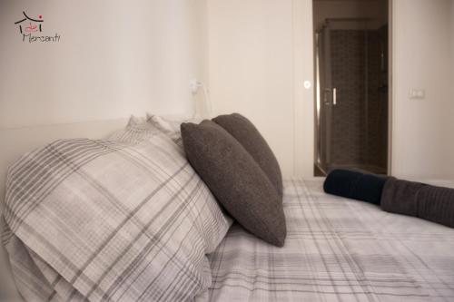 - un lit avec des oreillers dans l'établissement Affittacamere dei Mercanti, à Sassari