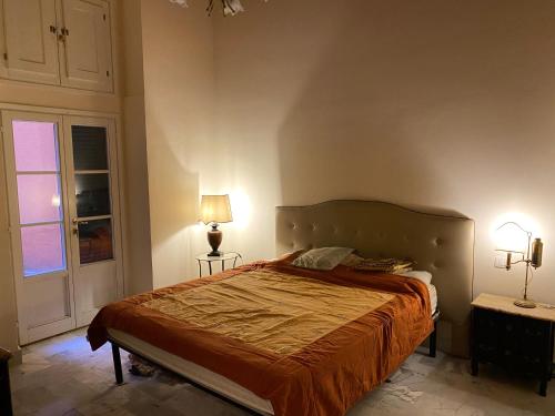 Katil atau katil-katil dalam bilik di Renovated apartment with 3 bedrooms in an historic palazzo between port and old town