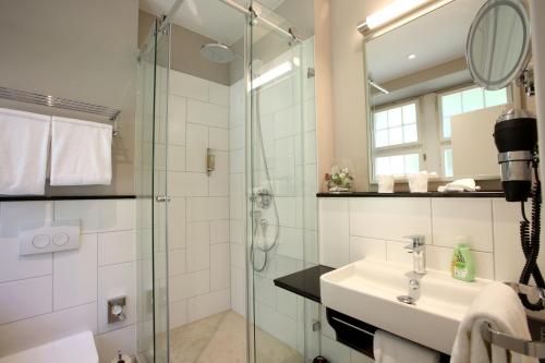 Kylpyhuone majoituspaikassa Jugendstilhotel Trifels