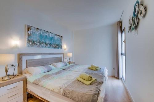 ein Schlafzimmer mit einem großen Bett mit zwei Handtüchern darauf in der Unterkunft Sa Maniga 6F in Cala Millor