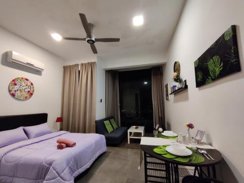 1 dormitorio con 1 cama, 1 mesa y 1 silla en Ava Empire Damansara Modern High Floor Great Views, en Petaling Jaya