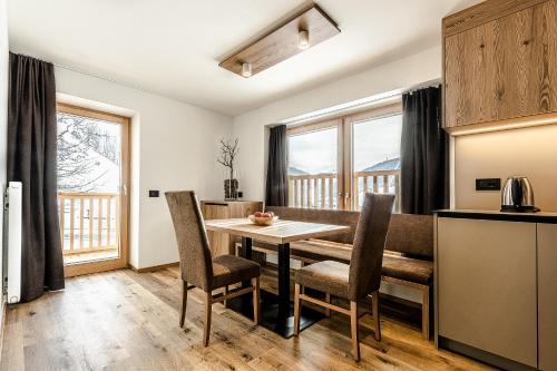 a kitchen and dining room with a table and chairs at Niciora in Badia