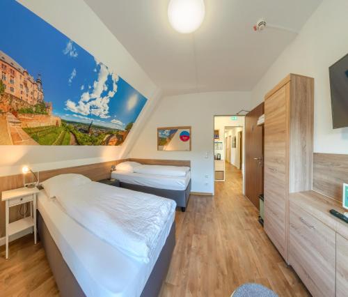 - une chambre avec 2 lits et une télévision dans l'établissement Hostel-Marburg-one, à Marbourg