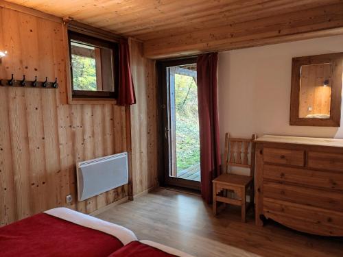 une chambre avec un lit, un bureau et une fenêtre dans l'établissement Fabulous chalet La Plagne - ski in-ski out - Sauna with Mont Blanc view, à La Plagne Tarentaise