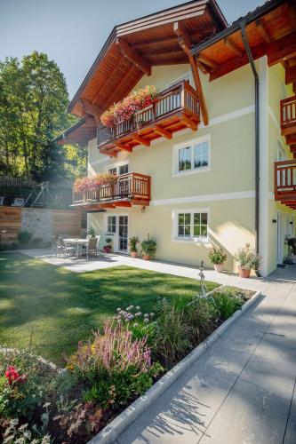 a house with two balconies and a yard at 4 Mountains Apartments in Kleinarl