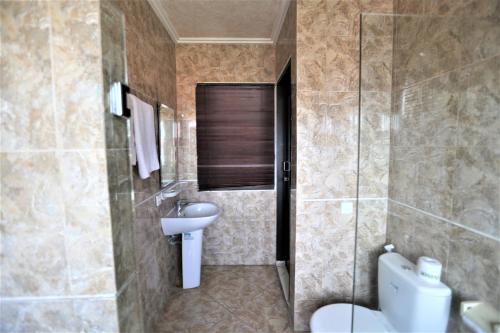 uma casa de banho com um WC e um lavatório em Fat Yogi Cottages em Kuta