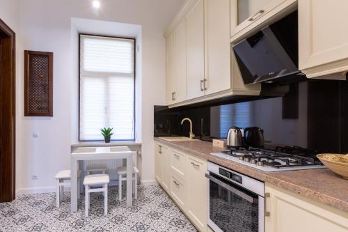 Virtuvė arba virtuvėlė apgyvendinimo įstaigoje Best Apartment Kulisha 4