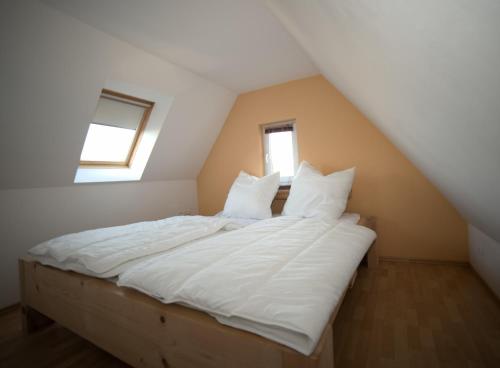 Tempat tidur dalam kamar di Ferienhaus Nordstrand