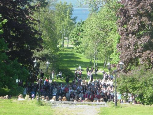 a large crowd of people standing in a park at Söråkers Herrgård in Söråker