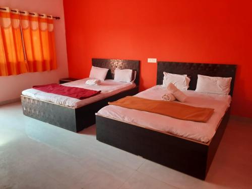 Katil atau katil-katil dalam bilik di Hotel Nisarg Lodging And Restaurant
