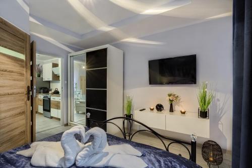Apartamenty u Romana في تيلسز: غرفة نوم مع منشفتين على سرير