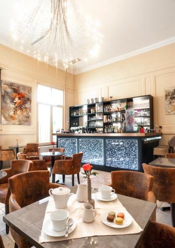 une salle à manger avec une table et des chaises dans l'établissement Le Talluy, à Taluyers