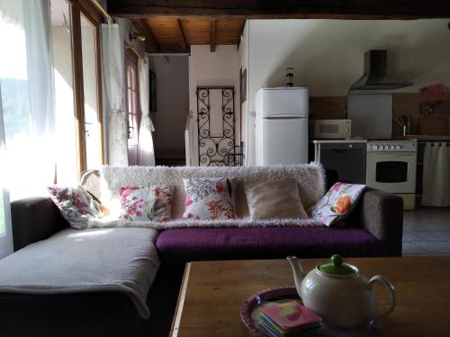 un salon avec un canapé et une table dans l'établissement Les Granges de La hulotte, la hulotte, à Lies