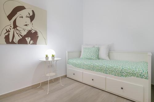Un pat sau paturi într-o cameră la Apartamento Paula con vistas al mar
