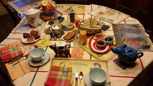 een tafel met een tafelkleed met voedsel erop bij Doubs Séjour - Maison de vacances in Verdun-sur-le-Doubs