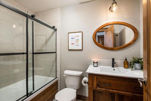 La salle de bains est pourvue d'une douche, de toilettes et d'un lavabo. dans l'établissement Le Sous-Bois (Les Manoirs) Mont-Tremblant, à Mont-Tremblant