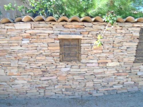 a stone wall with a small window in it at Casas Rurales Lagunas de Ruidera II in Ossa de Montiel