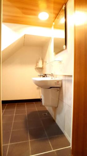 潮州鎮的住宿－得恩典旅宿 ，一间带水槽和镜子的小浴室