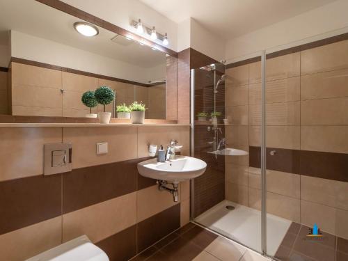 łazienka z umywalką, prysznicem i toaletą w obiekcie 3L Apartments Olympic Park w Kołobrzegu
