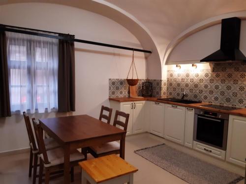 Kuchyňa alebo kuchynka v ubytovaní 5Churches Apartment