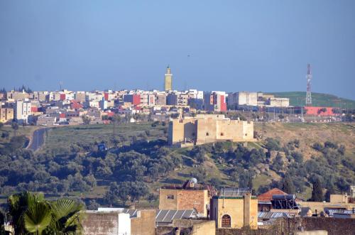 Nespecifikovaný výhled na destinaci Fès nebo výhled na město při pohledu z riadu