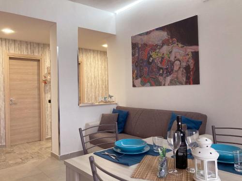 棟納盧卡塔的住宿－Ammare, Casa a Donnalucata，一间带桌子和沙发的用餐室