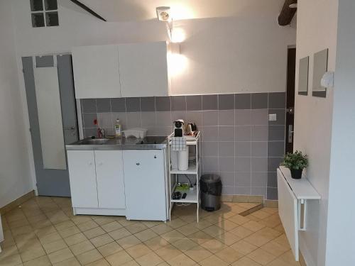 Küche/Küchenzeile in der Unterkunft L2 - Green and cosy flat close Paris - WIFI & NETFLIX