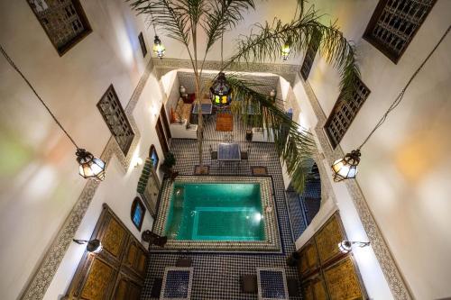 una vista aérea de una piscina en un edificio en Le cèdre d'argent en Fez