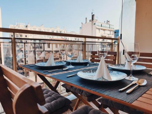 una mesa con copas de vino y servilletas en el balcón en Legion Suite - Your perfect vacation !, en Niza