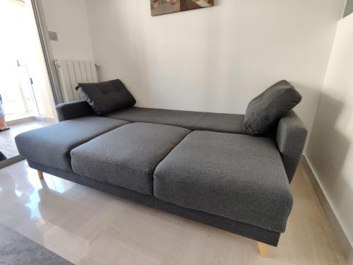 - un canapé dans le salon dans l'établissement Legion Suite - Your perfect vacation !, à Nice