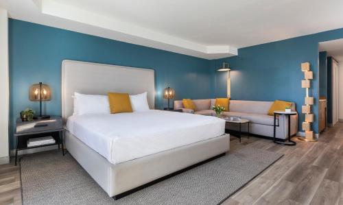 a bedroom with a white bed and a blue wall at Hotel Madera in Washington