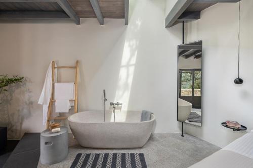 Velanis Ηouse, style into nature - secluded tesisinde bir banyo