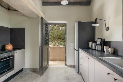 Dapur atau dapur kecil di Velanis Ηouse, style into nature - secluded