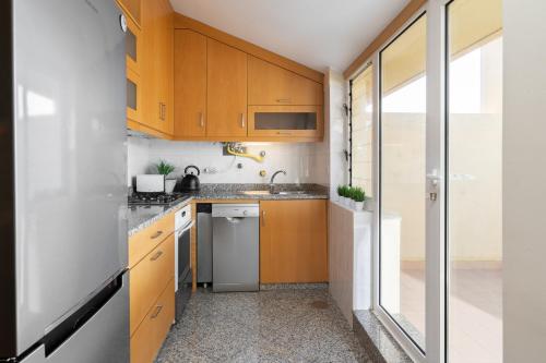 Η κουζίνα ή μικρή κουζίνα στο Host Wise - Stunning Modern Flat w Terrace Miramar Gaia