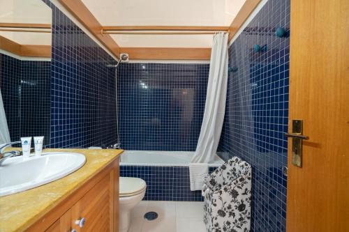 加亞新城的住宿－Stunning Modern Flat w Terrace Miramar Gaia，一间带水槽、卫生间和淋浴的浴室