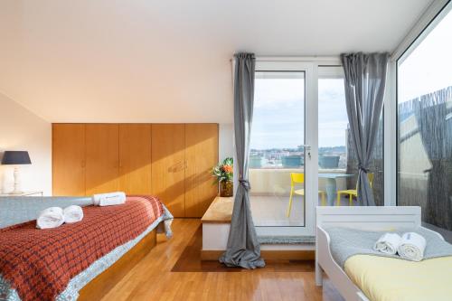 Ліжко або ліжка в номері Stunning Modern Flat w Terrace Miramar Gaia