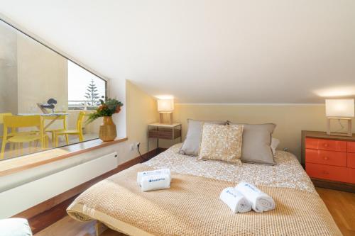 Ένα ή περισσότερα κρεβάτια σε δωμάτιο στο Host Wise - Stunning Modern Flat w Terrace Miramar Gaia