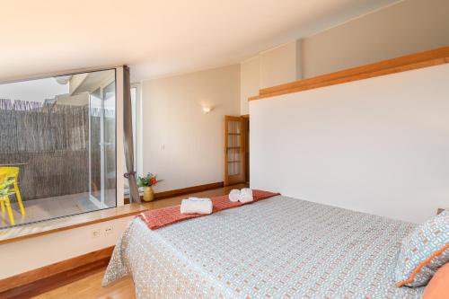 Ένα ή περισσότερα κρεβάτια σε δωμάτιο στο Host Wise - Stunning Modern Flat w Terrace Miramar Gaia