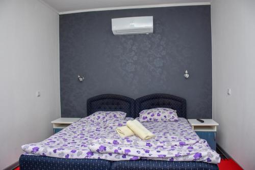 ein Bett mit zwei Kissen darauf in einem Schlafzimmer in der Unterkunft Guest House Ceca in Melenci