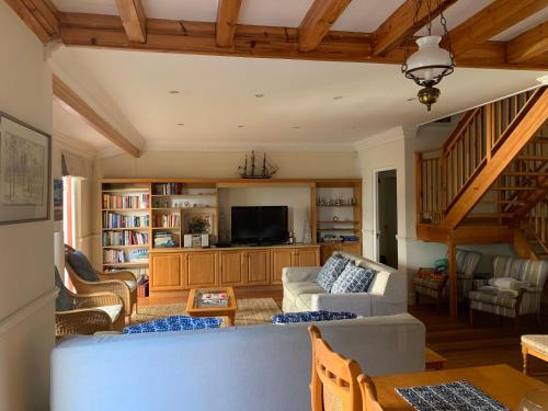 a living room with a couch and a table at Chinta Cottage Hermanus in Hermanus