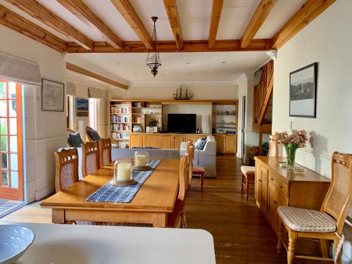 a kitchen and living room with a table and chairs at Chinta Cottage Hermanus in Hermanus