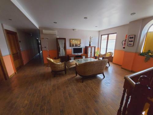- un salon avec une table et des chaises en verre dans l'établissement Hotel Rural Venta Del Alon, à Villalón de Campos