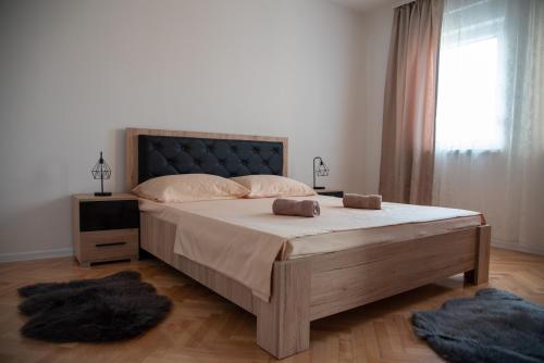Un dormitorio con una cama grande y una ventana en Apartman Ante, en Livno