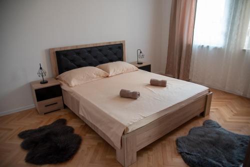 sypialnia z dużym łóżkiem i dwiema poduszkami w obiekcie Apartman Ante w mieście Livno