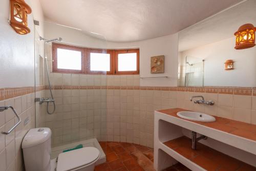 Oura Family House في ألبوفيرا: حمام مع مرحاض ومغسلة