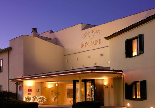 a building with a sign that reads crazy bottom left doozy at Gran Hotel Rey Don Jaime in Castelldefels